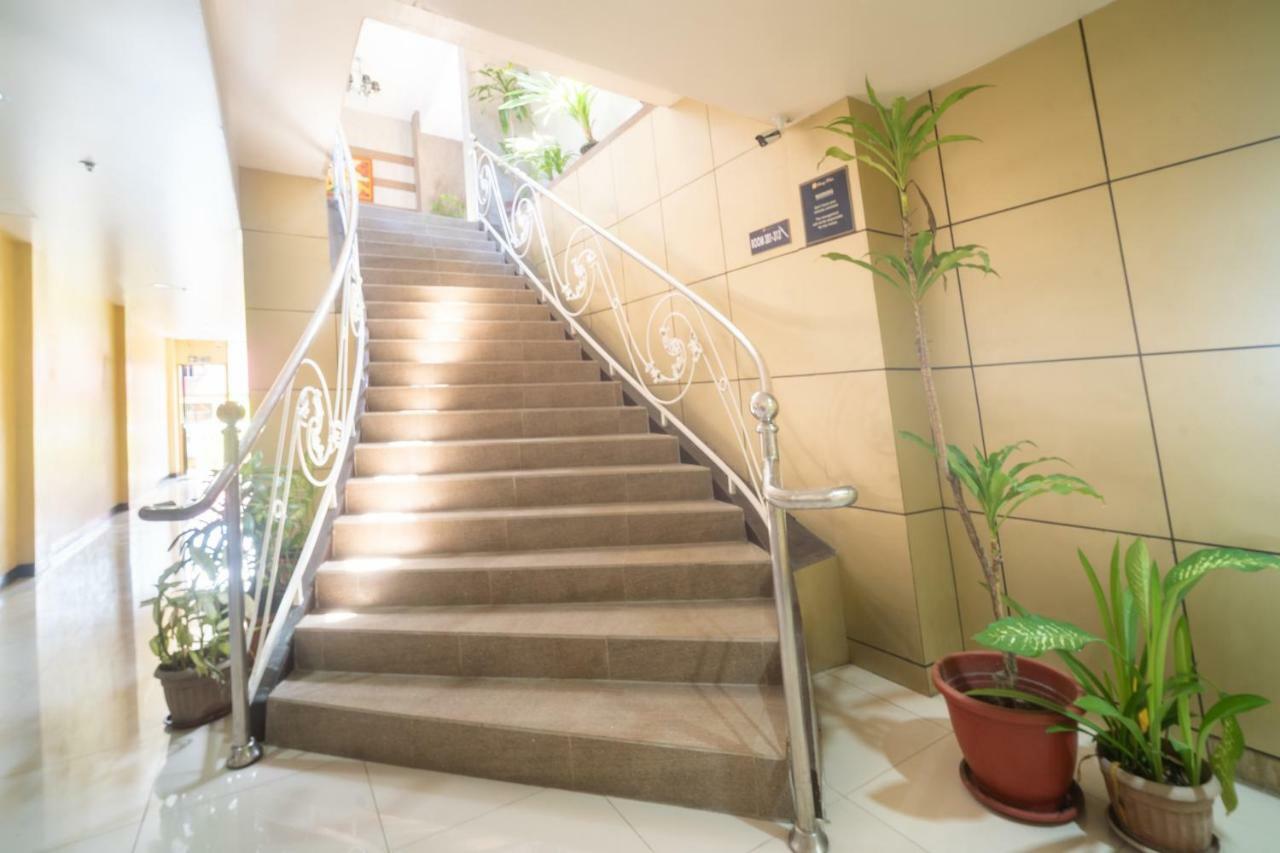 Oyo 197 Sunny Point Hotel Davao City Esterno foto